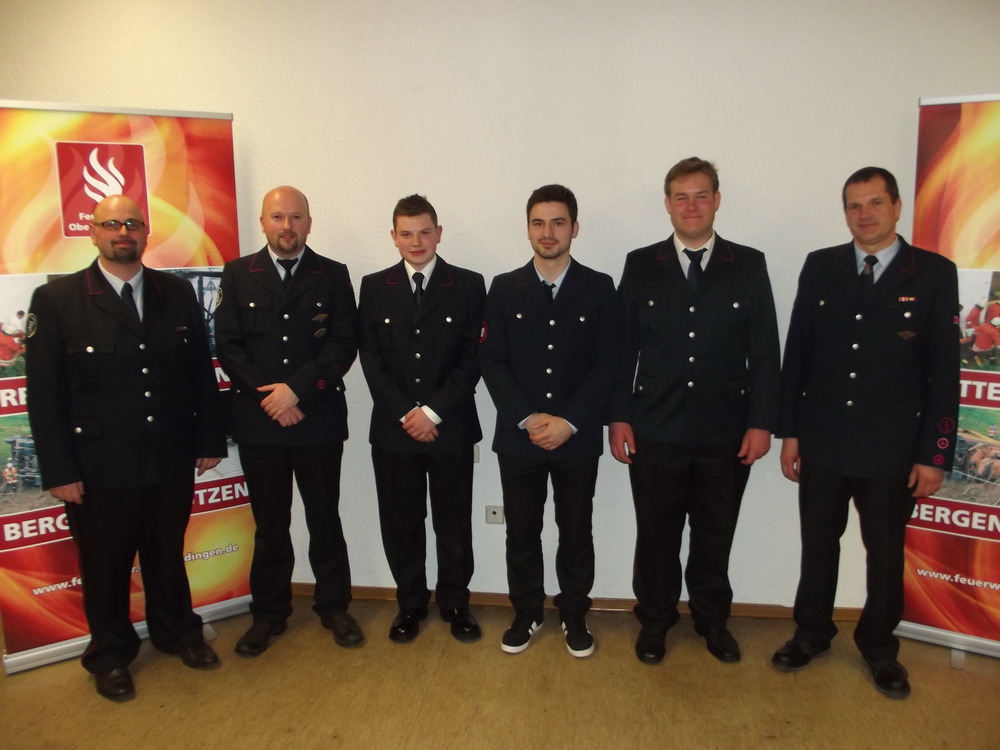 Die neuen Aktiven der Einsatzabteilung|Herzlich Willkommen! Abt.-Kdt. Thomas Meffle, 2. Stellv. Markus Weisert, Marcel Haag, Andreas Fast, Jannis Burr, 1. Stellv. Sven Gedrat (vlnr). Nicht auf dem Foto: Philip Fast. Abteilungsversammlung Oberderdingen 2015