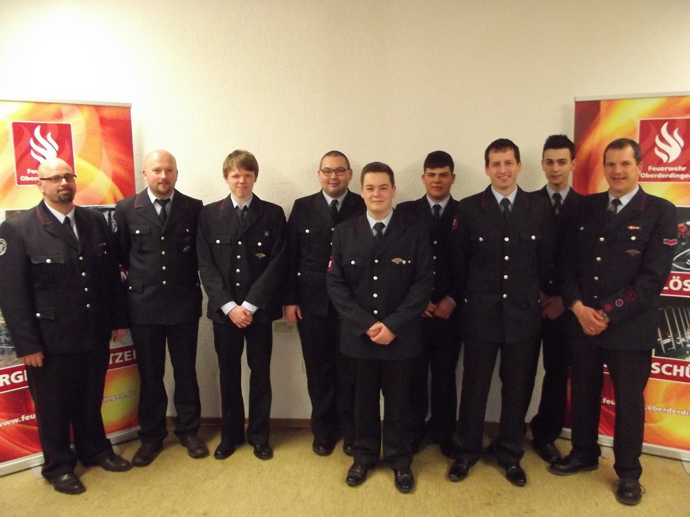 Beförderungen|Gratulation: Abt.-Kdt. Thomas Meffle, 2. Stellv. Markus Weisert, Marco Schaaf, Andreas Bäuerle, Felix Kirschenbühler, Tobias Öhler, Jörg Pfleiderer, Yunus Bulut, 1. Stellv. Sven Gedrat (vlnr). Nicht auf dem Foto: Tim Bäuerle, Moritz Kempf, Armin Speier. Abteilungsversammlung Oberderdingen 2015