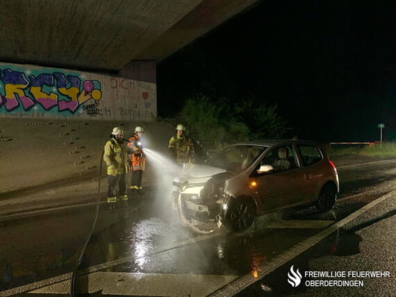 PKW-Brand nach Verkehrsunfall