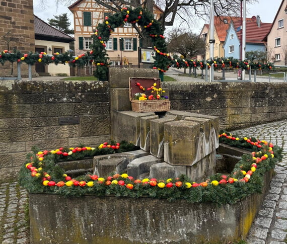 Landfrauen, schm&uuml;cken, Brunnen, Ostern, Eier, 2026, 