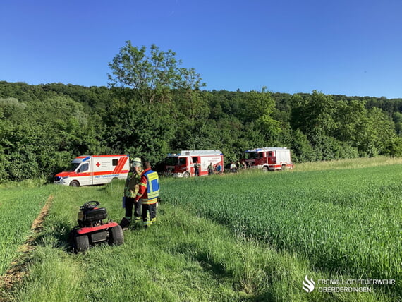 Person unter Aufsitzrasenm&auml;her