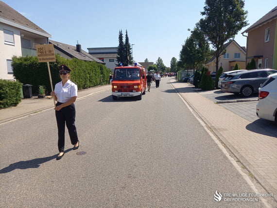 Feuerwehr Oberderdingen gratuliert zum 125-j&auml;hrigen Jubil&auml;um Mit einem abwechslungsreichen Festwochenende am 1. und 2. August 2026 feierte die Freiwillige Feuer-wehr Gondelsheim ihr 125-j&auml;hriges Bestehen. Neben einigen weiteren Jubil&auml;umsveranstaltungen, die &uuml;ber das gesamte Jahr verteilt stattfinden, bildeten der Ehrenabend am Samstag sowie der gro&szlig;e Festumzug am Sonntag die H&ouml;hepunkte der Feierlichkeiten. Bereits am Samstagabend nahm Oberderdingens Kommandant Thomas Meffle am festlichen Ehrenabend in der Saalbachhalle teil. In einem w&uuml;rdigen Rahmen wurden zahlreiche Ehrungen vorgenommen und die Ge-schichte der Feuerwehr Gondelsheim gew&uuml;rdigt. Beim anschlie&szlig;enden Imbiss sowie der stimmungsvollen Live-Musik von Dejan bot sich die Gelegenheit zu vielen interessanten Gespr&auml;chen und zum kamerad-schaftlichen Austausch mit den G&auml;sten und den Feuerwehren aus der Region. Am Sonntag beteiligte sich die Feuerwehr Oberderdingen mit Angeh&ouml;rigen aller drei Abteilungen am gro&szlig;en Festumzug von Feuerwehren und &ouml;rtlichen Vereinen durch Gondelsheim. Bei herrlichem Sommerwetter setzte sich der Zug vom Feuerwehrhaus aus in Bewegung und f&uuml;hrte durch die festlich geschm&uuml;ckten Stra&szlig;en bis zum Rathausplatz, der gleichzeitig als Festplatz diente. Viele Zuschauerinnen und Zuschauer s&auml;umten die Umzugsstrecke und sorgten mit ihrem Applaus f&uuml;r eine tolle Atmosph&auml;re. Die Feuerwehr Oberderdingen pr&auml;sentierte sich gemeinsam mit den Abteilungen Ober-derdingen, Flehingen und Gro&szlig;villars. Ein besonderer Blickfang war dabei die historische Handdruckspritze der Abteilung Gro&szlig;villars, die eindrucksvoll an die Anf&auml;nge des Feuerwehrwesens erinnerte und bei den Besucherinnen und Besuchern auf gro&szlig;es Interesse stie&szlig;. Auch das von privater Hand zum Ausschankwa-gen umgebaute, ehemalige Tragkraftspritzenfahrzeug der Abteilung Flehingen war mit von der Partie. Der Festumzug bot einen beeindruckenden Einblick in die Vielfalt und Tradition des Feuerwehrwesens so-wie der Ortsgeschichte und unterstrich zugleich die enge Verbundenheit der Feuerwehren in der Region. Im Anschluss bot das Festgel&auml;nde ausreichend Gelegenheit f&uuml;r kameradschaftliche Begegnungen und den Austausch mit den zahlreichen befreundeten Wehren. Die Feuerwehr Oberderdingen gratuliert der Freiwilligen Feuerwehr Gondelsheim herzlich zum 125-j&auml;hrigen Jubil&auml;um und bedankt sich f&uuml;r die Einladung zu den gelungenen Feierlichkeiten. Wir w&uuml;nschen den Kame-radinnen und Kameraden weiterhin alles Gute, viel Erfolg bei ihrer wichtigen Aufgabe sowie stets eine ge-sunde R&uuml;ckkehr von allen Eins&auml;tzen. Danke an alle Teilnehmer sowie an Peter Kruse f&uuml;r dem Tiefladeanh&auml;nger Transport und an Martin Rostan f&uuml;r den Traktor zum Ziehen der Handdruckspritze.